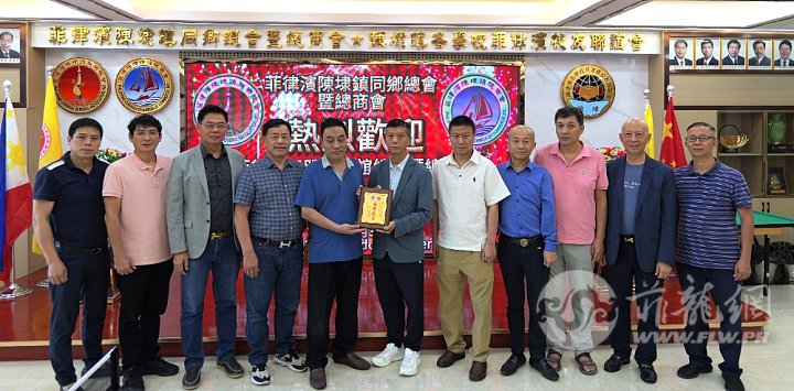 陈埭镇同乡总会赠送莅访的三明市联谊会纪念品。.JPG