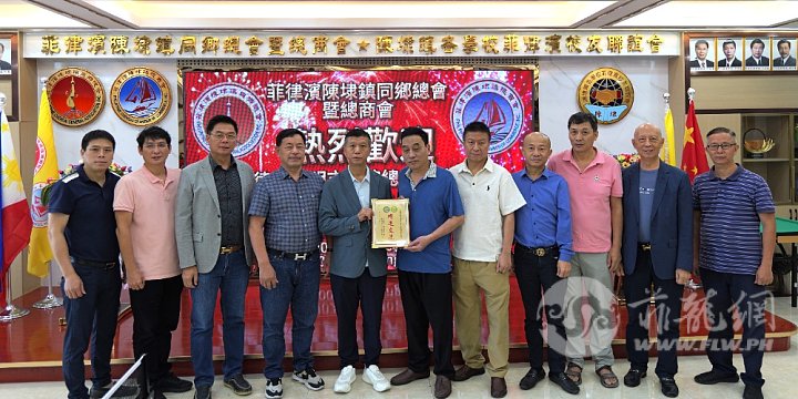 莅访的三明市联谊会赠送陈埭镇同乡总会纪念品。.JPG