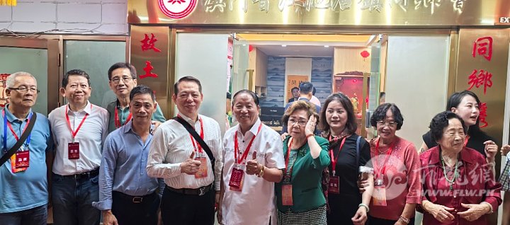 本会领导在澳门晋江池店镇同乡会会所合影。左起：李荣辉、朱志伟、林炳烈、朱少华、林.jpg