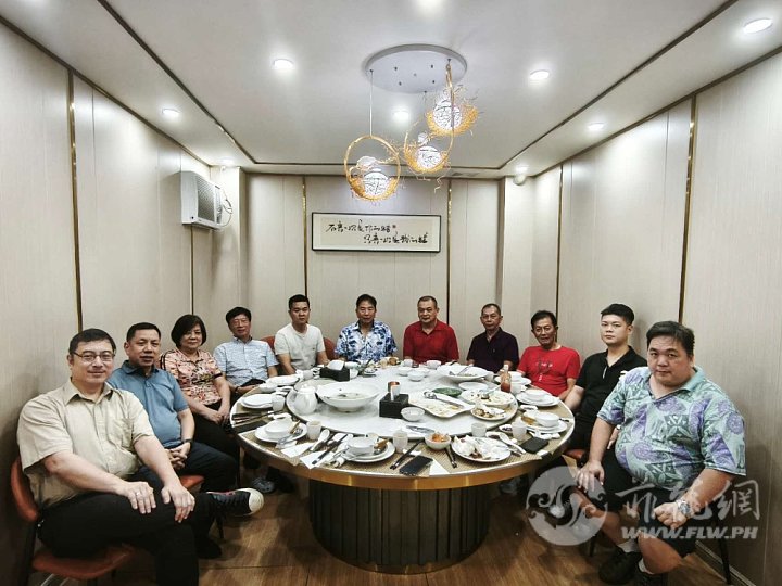 5.杨德扬指导员作东招待家乡嘉宾和乡侨。20250813.jpg
