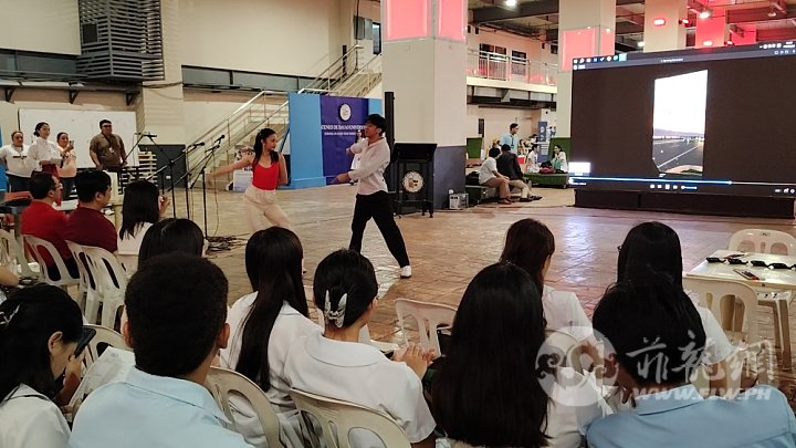 现场观众看舞蹈表演.jpg