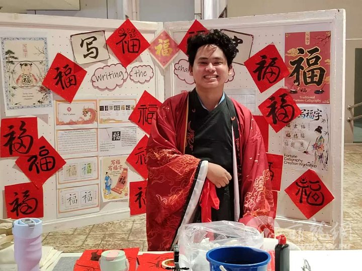 学生单人照1（汉服 “福”字）.jpg