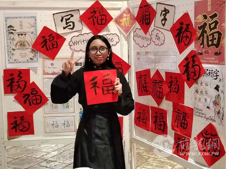 学生单人照5（“福”字）.jpg