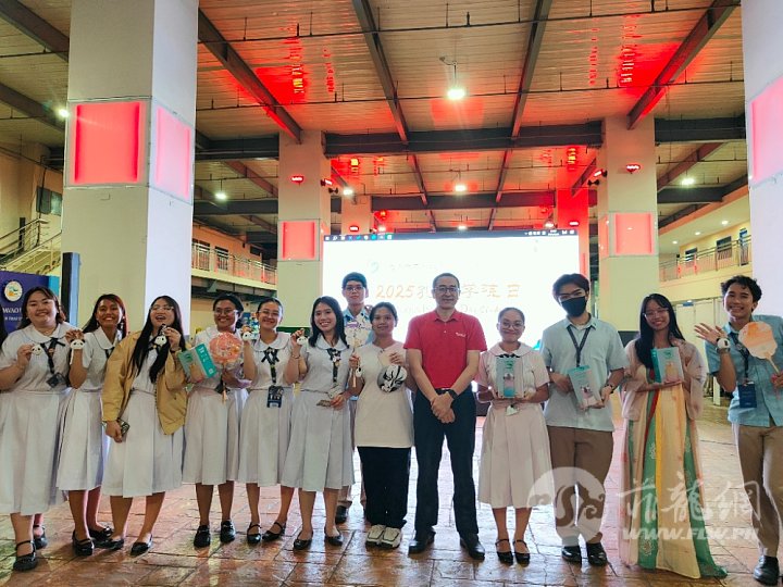 学生与中方院长罗建平教授合照.jpg