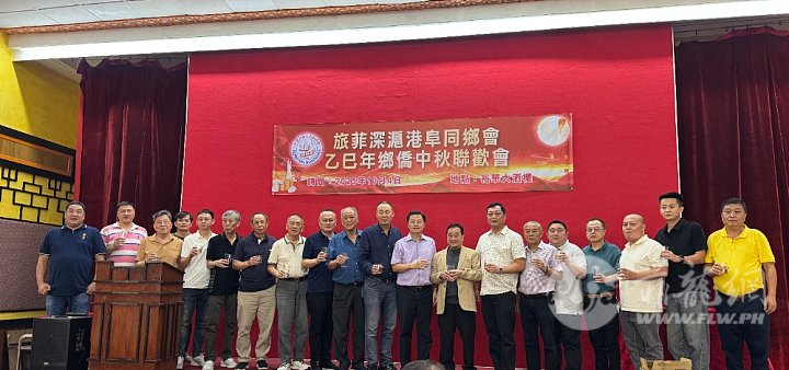 本会领导向全体乡侨祝酒.jpg