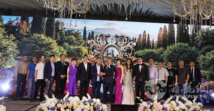 苏瑞星乡贤（左九）捐陈埭镇同乡总会福利金。李鸿铭会长（左八）接收。.JPG