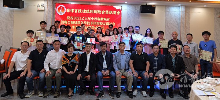 11.获奖学生与两会领导合影。.JPG