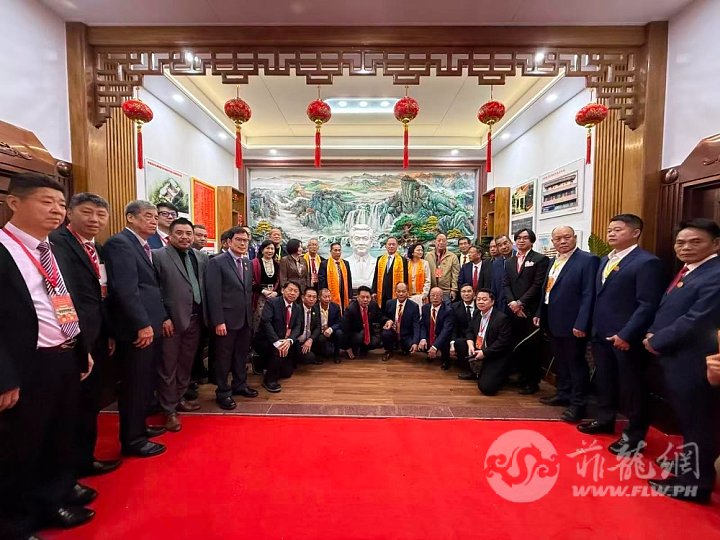 本会及凤池同乡会庆贺团嘉宾在刚揭幕的李祖荫乡贤雕像前合影。20251210.jpg