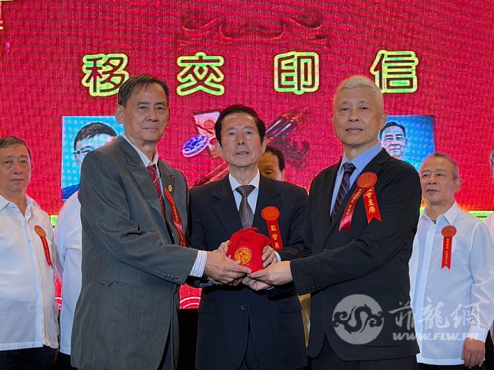 14.陈瑞林移交印玺给梁德昭（右）。蔡志河监誓员（中）见证。20260308 (2).jpg