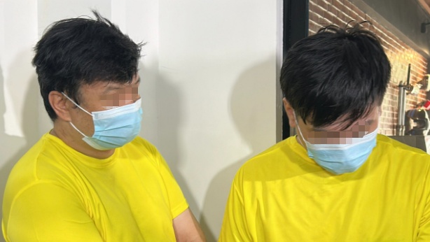 警察面前干这事，中国男子当场被捕