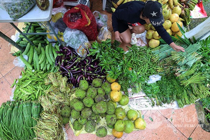 Vegetable-fruit-vendor.jpg