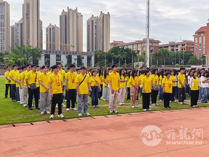 1.沐浴晨曦，在操场列队参加升旗仪式。20260520.jpg