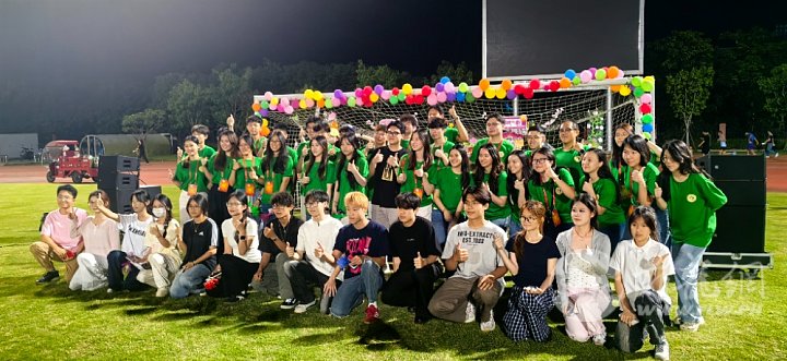 9.参加晚上在足球场上举行的音乐节合影。20260519.jpg