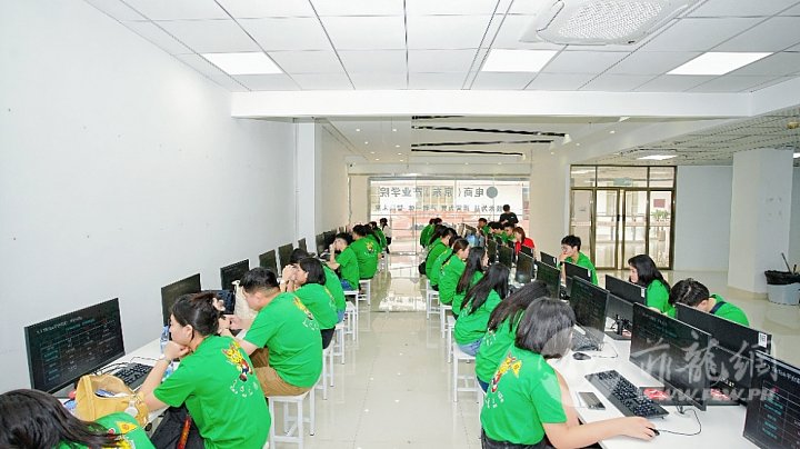 3.营员专心学习Shopee商品刊登與行銷中心設置技巧。.jpg