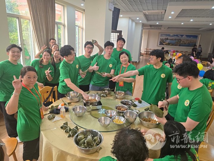 9.营员学着包扎粽子。20260522.jpg