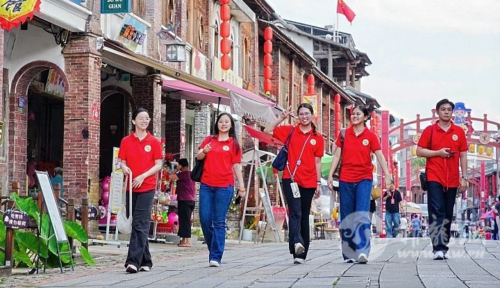 10.营员温步于古老的永春骑楼。20260524.jpg