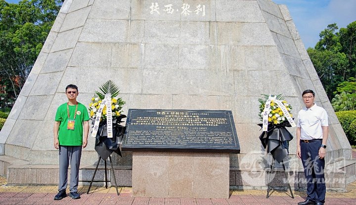 1.丁劲榆团长（右）、陈国华副团长（左）在黎刹纪念碑献花后留影。20260525.jpg