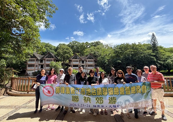 6.在树木掩映的山间哥特式小筑前留影。20260524.jpg
