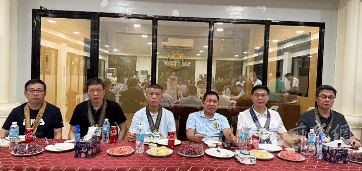 4.卡门市长Leony Bahague（右三）招待交流访问团，餐叙留影。右起：丁劲樟、丁劲榆、.jpg