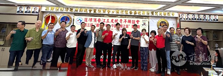 6.五所校友会领导祝酒。20260702.jpg