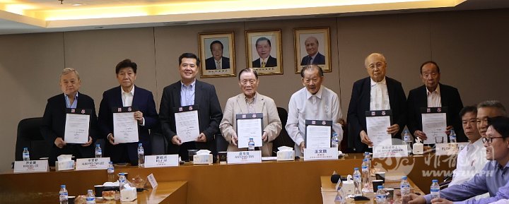 7.交换签约的医疗优惠协议书。台上右起：李凯旋、吴荣祥、王文展、卢祖荫、谢铭洲、李.jpg