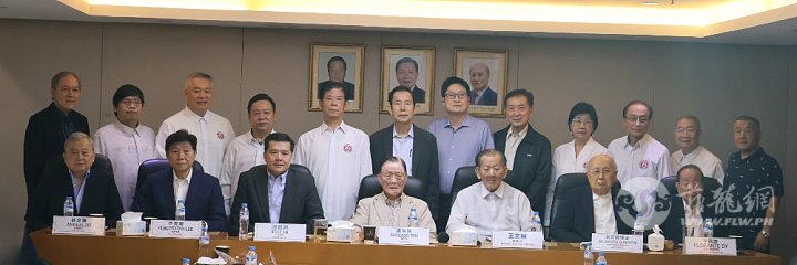 8.进步党总部领导与华侨善举总会签订医疗优惠协议后合影。.JPG