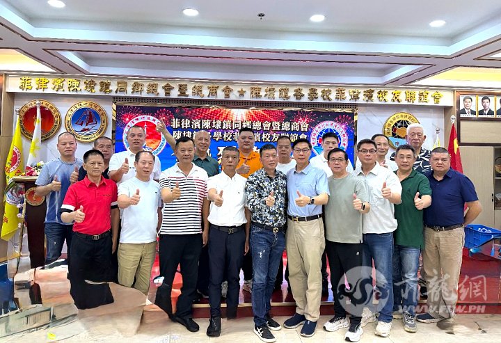 4.陈埭两会领导与达沃乡贤合影。前排右起：林阿民、陈垂富、丁劲樟、丁文风、丁劲榆、.jpg