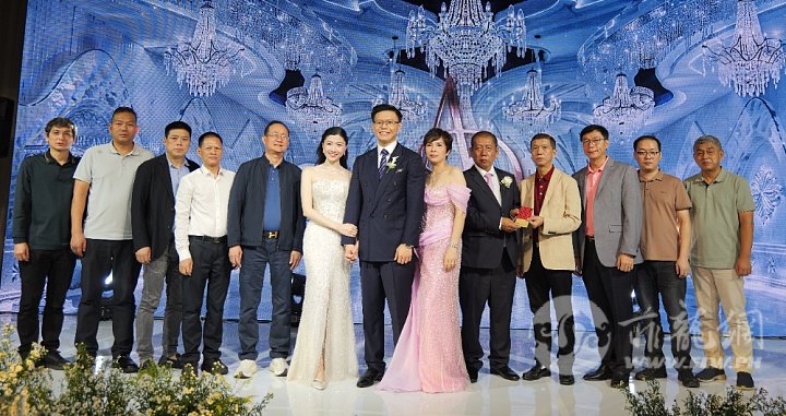 苏瑞星乡贤（右五）捐陈埭镇同乡总会福利金伍万。李鸿铭会长（右四）接收。右起：丁伟.jpg