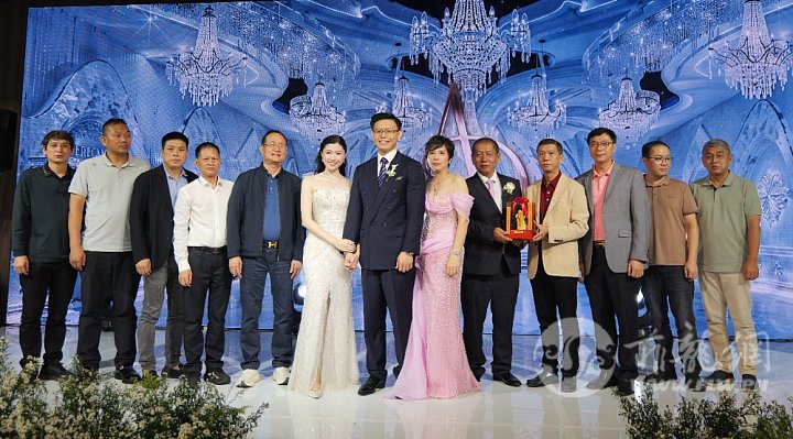李鸿铭会长（右四）代表陈埭镇同乡总会赠苏瑞星乡贤（右五）纪念品。右起：丁伟杰、张.jpg