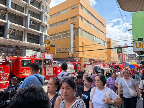 紧邻华人区！奎阿坡商业楼突发火灾